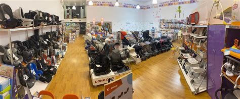 Tienda especializada en puericultura con exposición de sillas de paseo y cochecitos de bebé