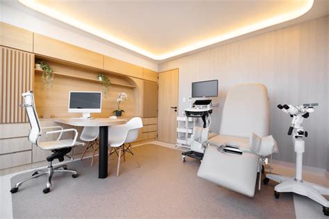 Equipo médico de una clínica de fertilidad en Gijón realizando una sesión clínica