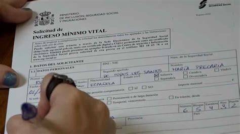 Persona rellenando formularios para la Seguridad Social