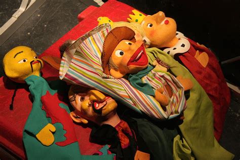 Ilustración de títeres y objetos escénicos, representando la diversidad de espectáculos infantiles