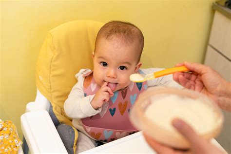 Foto de bebés sonriendo mientras comen papilla