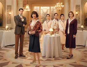 Fotografía del reparto principal de la serie en el entorno de Nonnatus House representando la estética de los años 60
