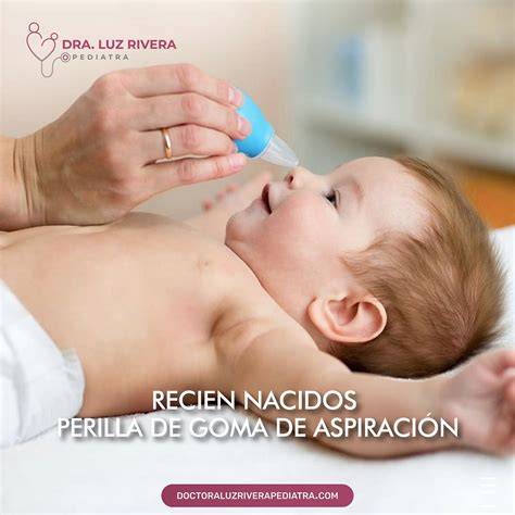 Padres usando una perilla de goma para limpiar la nariz de un bebé