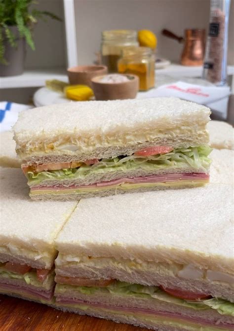 Foto de sándwiches de miga caseros ya preparados en un plato