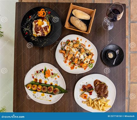 Foto de varios platos servidos en el Bar Cuna de Platero, incluyendo tapas y raciones