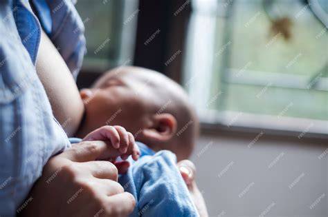 Foto de una madre amamantando a un niño pequeño en un entorno occidental