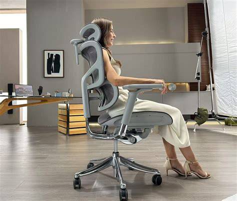 Fotografía de un despacho moderno con una silla ergonómica de diseño minimalista