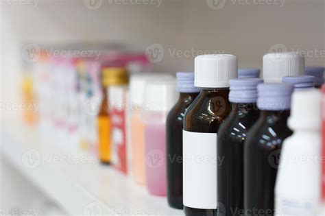 Imagen de una farmacia antigua o frascos de medicamentos para representar la adicción a fármacos