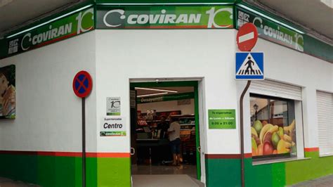Interior de un supermercado Coviran con exhibición de productos de marca propia