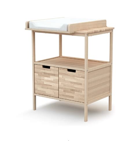 Mueble cambiador de bebé de madera Nobodinoz Pure en una habitación infantil