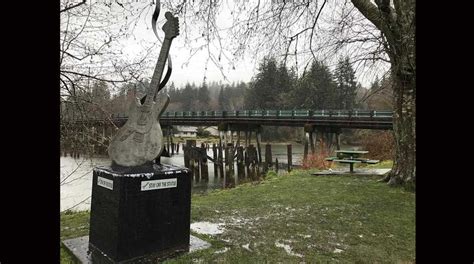 Detalle del parque Cobain Landing, con la estatua de guitarra y la lápida.