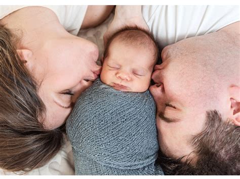 Foto de una familia con un bebé, simbolizando el apoyo a la natalidad