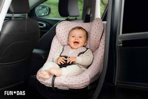 Fotografía de una silla de coche de bebé antes de retirar la funda