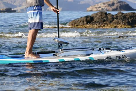 Detalle de tabla de paddle surf con asiento de kayak instalado