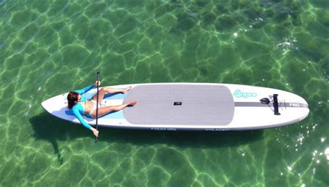 Tabla de paddle surf atada a la popa de un velero