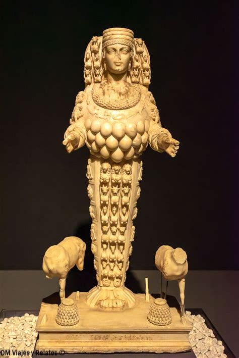 Estatua de Artemisa de Éfeso, con múltiples 