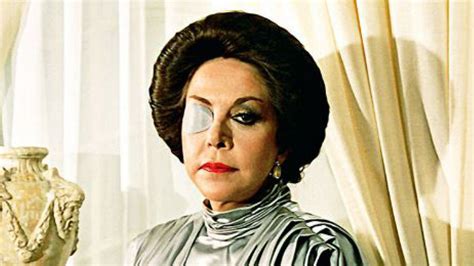 María Rubio caracterizada como Catalina Creel con su icónico parche