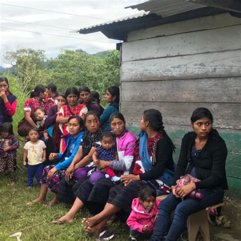 Foto de mujeres en una comunidad rural compartiendo o cuidando niños