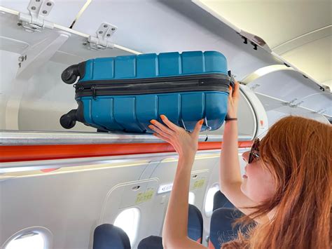Maxi-Cosi Lara² plegada y lista para viajar en la cabina de un avión