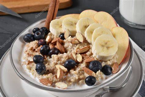 Foto de un plato de avena con frutas y frutos secos
