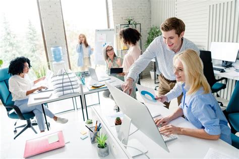 Equipo de trabajo colaborando en un entorno moderno