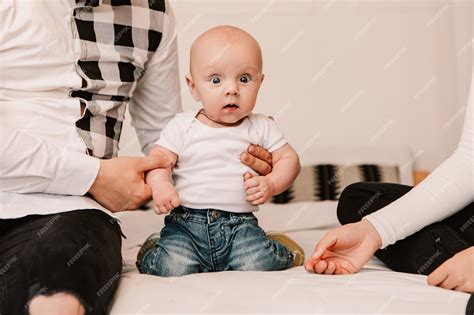 Bebé riendo con padres