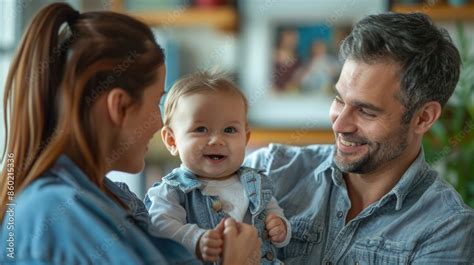 Bebé sonriendo a sus padres