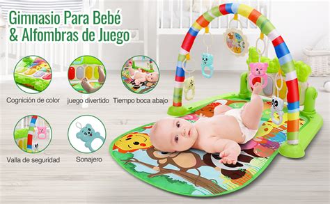 Ilustración de un gimnasio para bebés con colgantes y piano