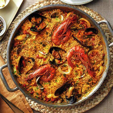 Plato de paella de marisco con gambas, mejillones y calamares