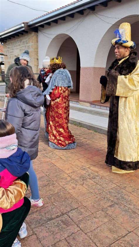 Estudiantes vestidos de Reyes Magos interactuando con otros niños