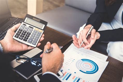Retrato profesional de un asesor financiero explicando conceptos