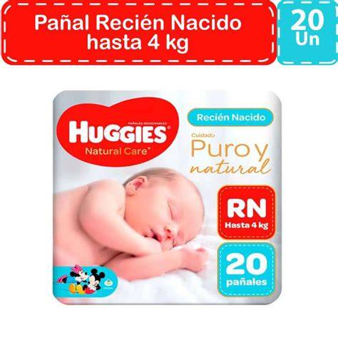 Bebé recién nacido feliz usando un pañal Huggies, mostrando suavidad y ajuste