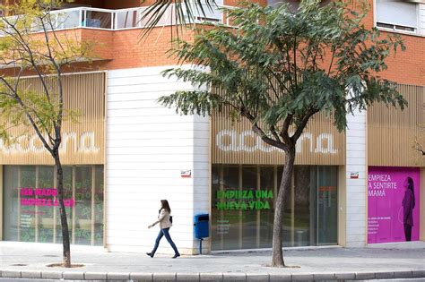 Foto de fachada de la clínica Accuna en Alicante o entrada moderna de una clínica de fertilidad