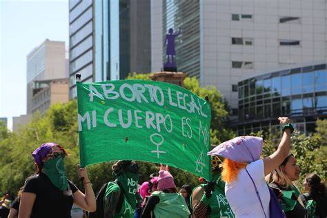 Mujeres marchando por el derecho al aborto seguro y legal
