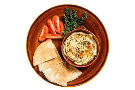 dip tirokafteri en un plato con pan de pita