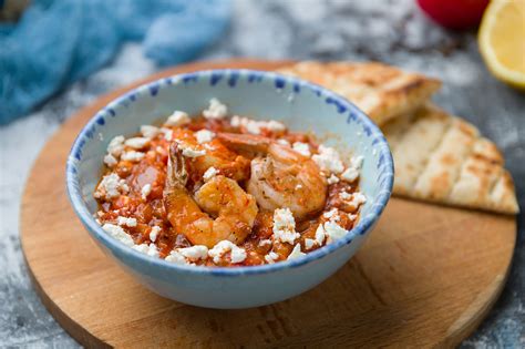 plato de gambas saganaki con queso feta y perejil