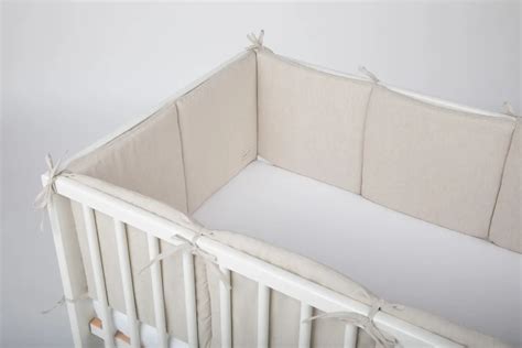 Ejemplo de un protector de cuna de malla transpirable instalado en una cuna moderna.