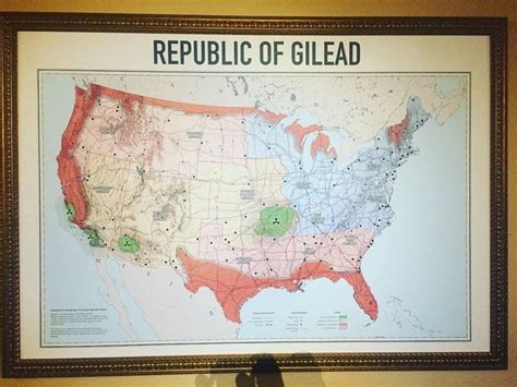 Ilustración de la República de Gilead, mostrando su arquitectura opresiva y el vestuario distintivo de sus habitantes.