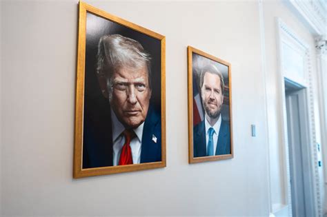 Montaje de imágenes: retrato de Donald Cline, captura de pantalla del documental 