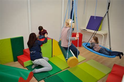 Niño jugando en una sala de terapia en un hospital pediátrico