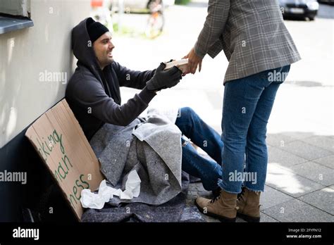Fotografía de personas sin hogar recibiendo ayuda o en un refugio.