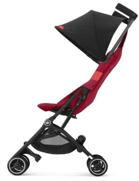 Imagen de un bebé descansando cómodamente en una silla de paseo GB Pockit+ All City con el dosel desplegado.