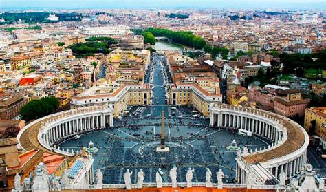 Fotografía de un belén tradicional expuesto en la Plaza de San Pedro del Vaticano.