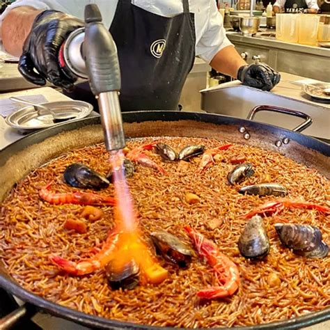 Variedad de arroces y paellas servidos en los restaurantes Los Mellizos