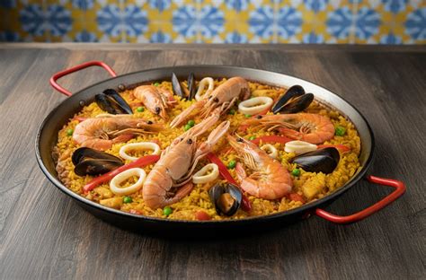 Primer plano de una paella de marisco servida en un restaurante Los Mellizos