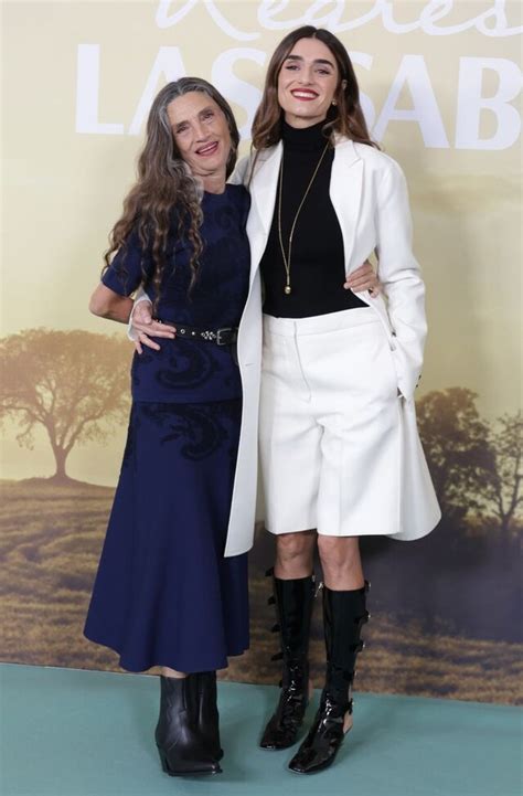Foto familiar de Ángela Molina con sus hijas Olivia y María Isabel