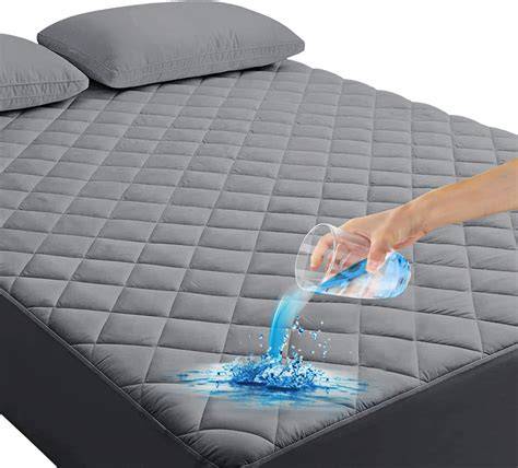 Foto de pañal cubre cama sobre un colchón, mostrando su capa impermeable y suave superficie.