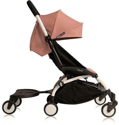 Foto del patinete BABYZEN YOYO instalado en la silla de paseo, con un niño en él