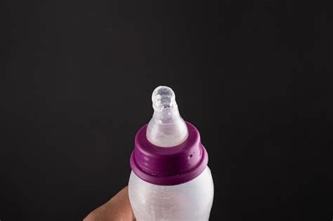 Foto de primer plano de una tetina de biberón con forma de pecho