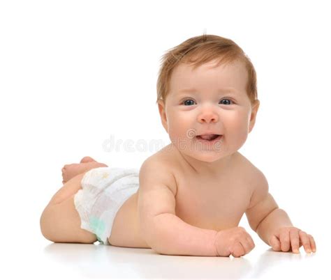 Bebé sonriendo cómodamente en un pañal limpio y seco